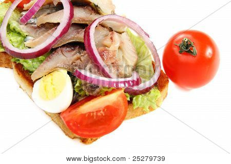 Sandwich mit geräucherter Hering.