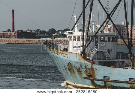 New Bedford, Massachusetts, Usa - August 8, 2018: Clammer E.s.s. Pride Leaving New Bedford