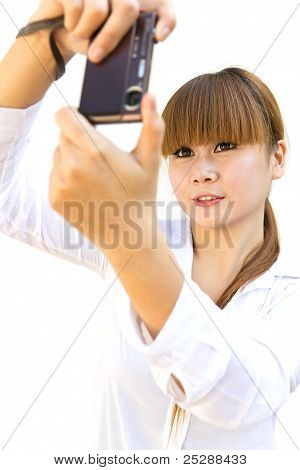 カメラで幸せな若い女