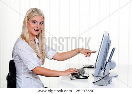 donna con il computer in ufficio