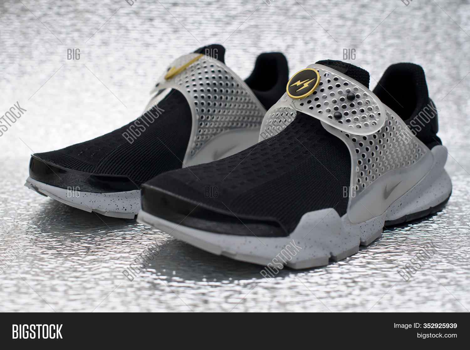 nike dart sock trainers