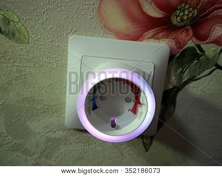 Smart Wi-fi Electrical Outlet. Smart Wi-fi Electrical Outlet