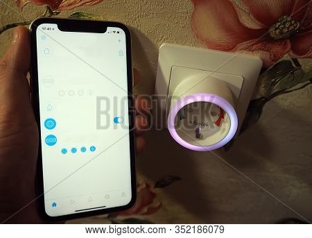 Smart Wi-fi Electrical Outlet. Smart Wi-fi Electrical Outlet