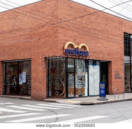 Pittsburgh, Pennsylvania, Usa 2/23/20 The Eyetique Store, An Optometrist And Eyeglass Store On Walnu
