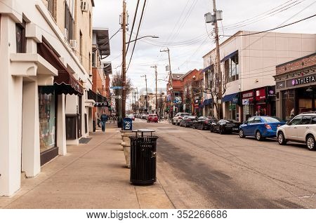 Pittsburgh, Pennsylvania, Usa 2/23/20 Walnut Street, A Popular Business District In The Shadyside Ne