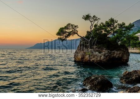 Brela Stone (kamen Brela) - A Symbol Of Brela, A Popular Natural Attraction In Croatia. Beautiful Su