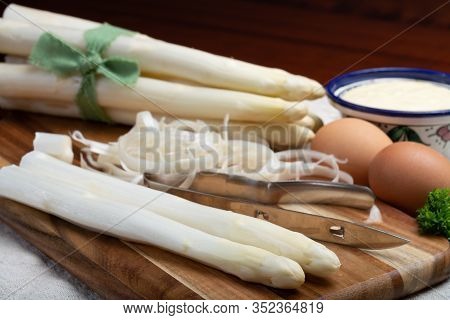 Bunch Of Fresh Uncooked White Asparagus And Peeler Knife, How To Peel Asparagus Vegetables, Close Up