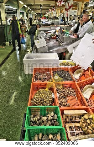 London, Uk - July 8, 2016: Vendors Sell Shellfish At Billingsgate Fish Market In London, Uk. The Mar