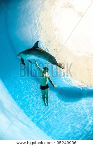 Człowiek i Delfin