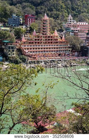 Rishikesh, India - Feburay 22, 2020: Tera Manzil Temple Along The Banks Of The Ganges River In The F