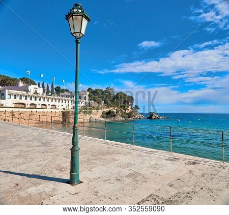 Fully Equipped Modern Spanish City Beach Sagaro , Girona, Spain