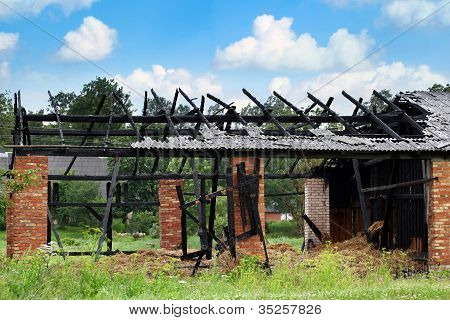 Vuur verbrand schuur in platteland