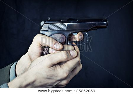 Uomo con la pistola.