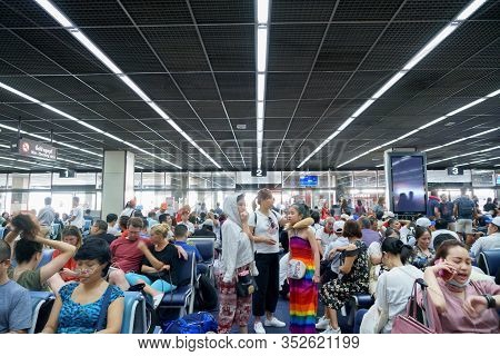 Don Mueang International Airport, Don Mueang/thailand - July 12: Airport Corridor Walkway And Passen