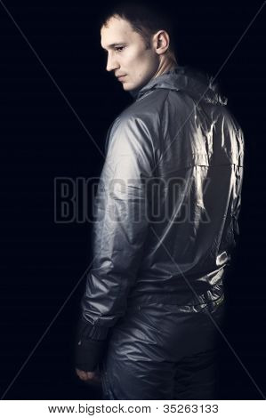 Bel giovane In abbigliamento sportivo
