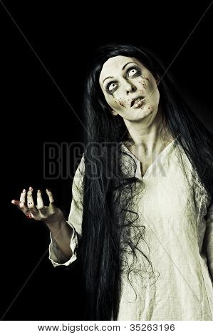 Ritratto di un cruento Zombie spaventoso e sanguinoso