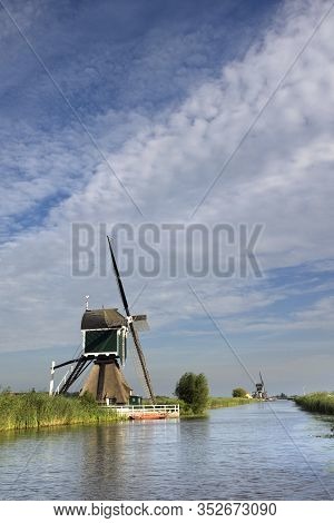 Windmill The Gelkenesmolen Near Groot-ammers Is One Of The Four Windmills Along The Ammersche Boezem