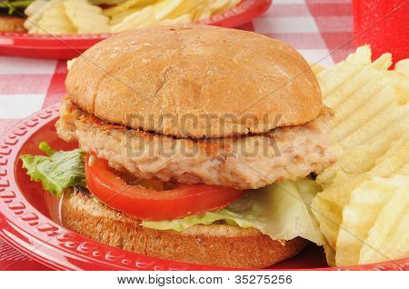 Csirke vagy pulyka burgert, egy piknik asztal