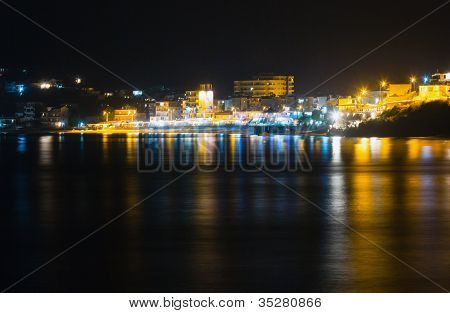 Rantaviivaa View ja Himare Town kaupungissa yövalot (albania)