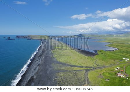 Pobřeží a černý sopečný písek, Island