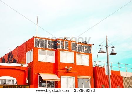Los Angeles/usa- 02.02.2020 :    Muscle Beach Physical  Outdoor Gym Santa Monica