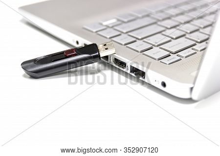 Flash Drive With Laptop Computer For Conncet To Usb Port Plug-in Laptop For Transfer And Backup Busi