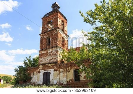 Saratov Region, Russia. Traveling Around The Novoburas District, The Sights Of The Village Of Loch, 