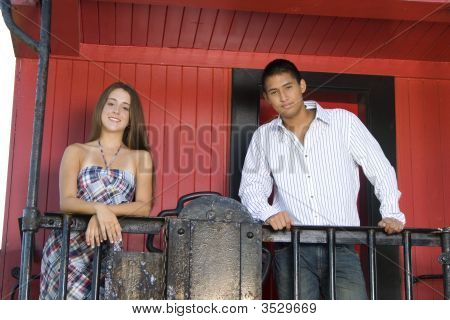 Coppia adolescente in piedi sul rosso Caboose