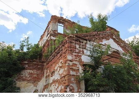 Saratov Region, Russia. Traveling Around The Novoburas District, The Sights Of The Village Of Loch, 