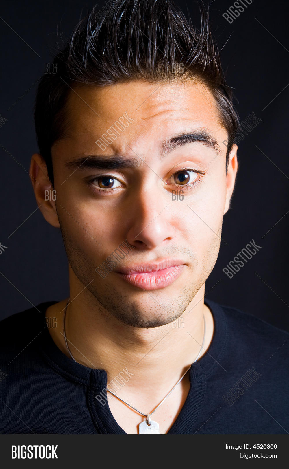 Брови вверх. Глаз с поднятой бровью. Поднятая бровь. Поднятые брови мужчины. Мужские брови.