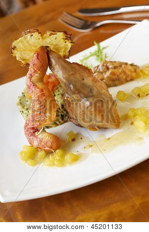 Królik nogi z risotto, ananas sosem i chleb kiełbasa