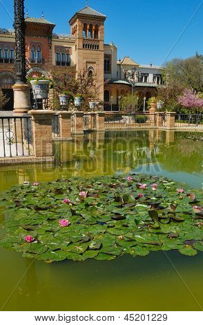 Teich vor Mudejar-Pavillon