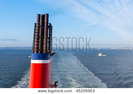 Chimenea en un barco navegando en un mar azul