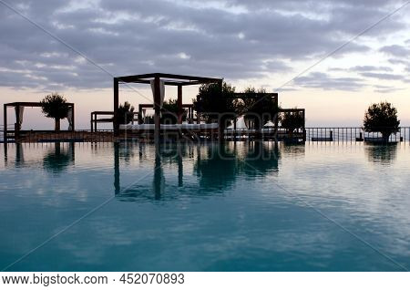 Zona Spa En Un Resorte De Gran Canarias Al Atardecer.