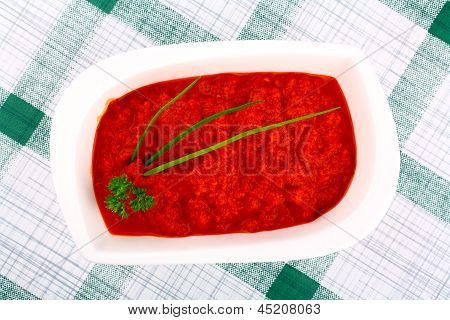 Jasně červený Ajvar v bílé misce