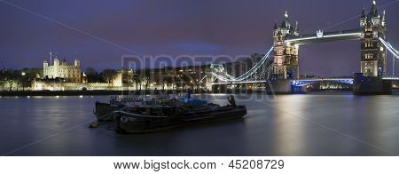 Panorama della torre di Londra e il Tower Bridge di notte