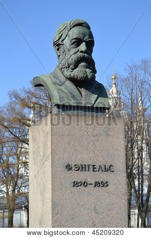 Statue von Friedrich Engels In St.petersburg