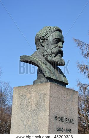 Statue von Friedrich Engels In St.petersburg