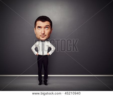 album foto dell'uomo pensoso bighead alzando