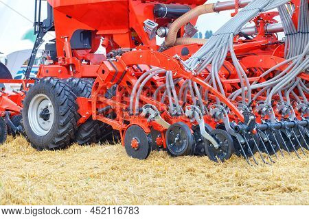 The Mechanism For Uniform Distribution Of Fertilizers Into The Soil For A Multi-row Disc Harrow For 