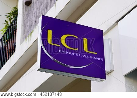 Bordeaux , Aquitaine  France - 03 27 2022 : Lcl Logo Sign Text French Bank Brand Signage On Wall Fac