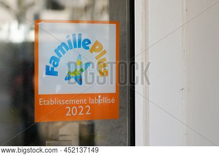 Bordeaux , Aquitaine  France - 03 27 2022 : Famille Plus 2022 Logo Brand And Text Sign On Wall State