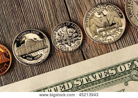 Nové uncirculated USA peníze přes dřevěné pozadí