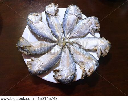 Top View Of Fresh Mackerel On White Plate Ready To Cooking In Restaurant, Seafood As A Background (s