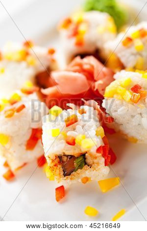 Fiske Maki Sushi - rulle med laks og salat inde. Skiveskåret Paprika ouside