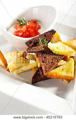 Geröstetes Brot mit Tomaten-Sauce