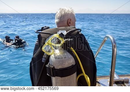 Scuba Diver Before Diving. Diving Lesson In Open Water. Male In Scuba Diving Suit Is Preparing To Di