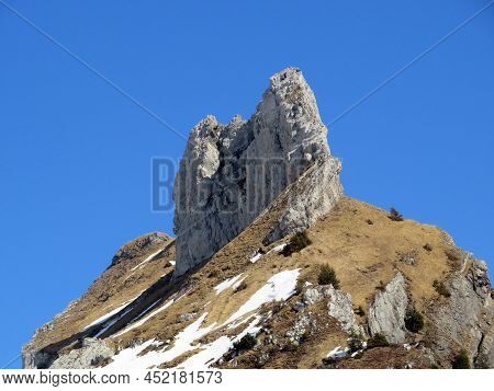Rocky Peak Dejenstogg Or Dejenstock (2022 M) In The Glarus Alps Mountain Range, Over The Klöntalerse