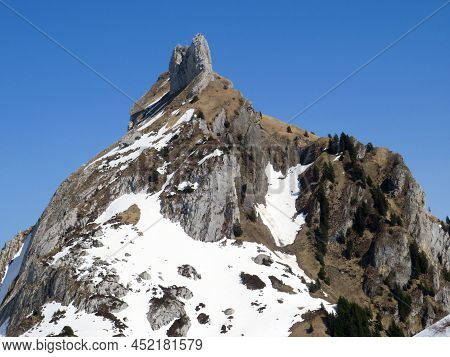 Rocky Peak Dejenstogg Or Dejenstock (2022 M) In The Glarus Alps Mountain Range, Over The Klöntalerse