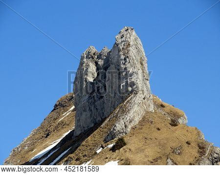 Rocky Peak Dejenstogg Or Dejenstock (2022 M) In The Glarus Alps Mountain Range, Over The Klöntalerse